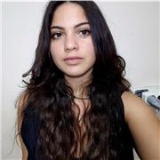 Chica joven responsable, con experiencia como monitora de talleres, mentora, canguro y guía de actividades para jóvenes y niños